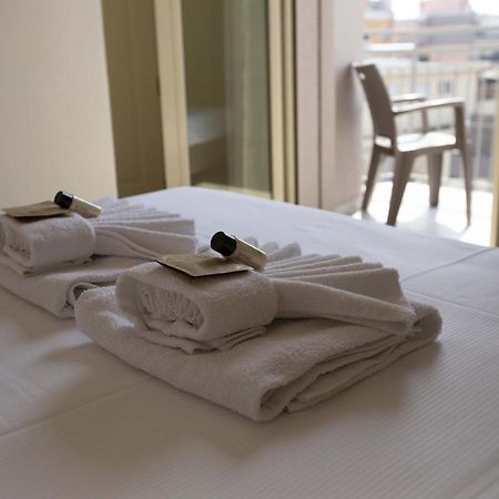 Hotel Confort Римини Екстериор снимка