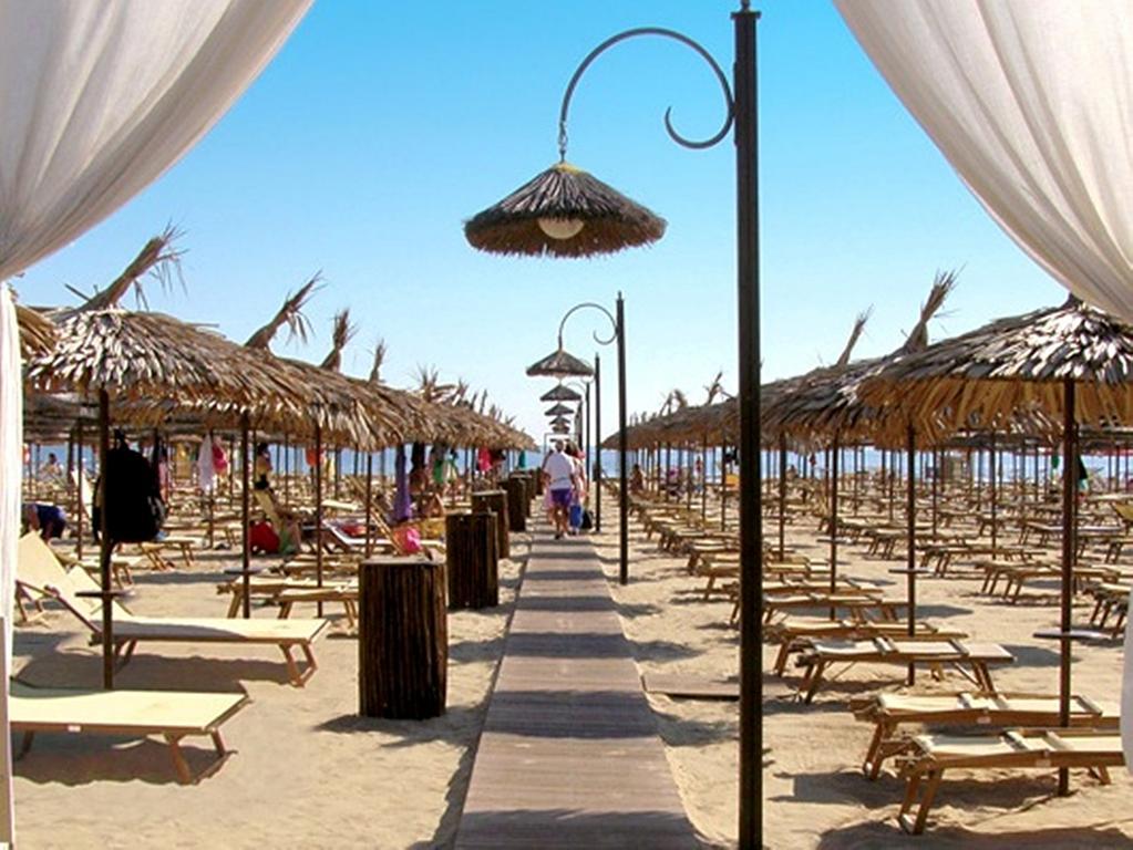 Hotel Confort Римини Екстериор снимка