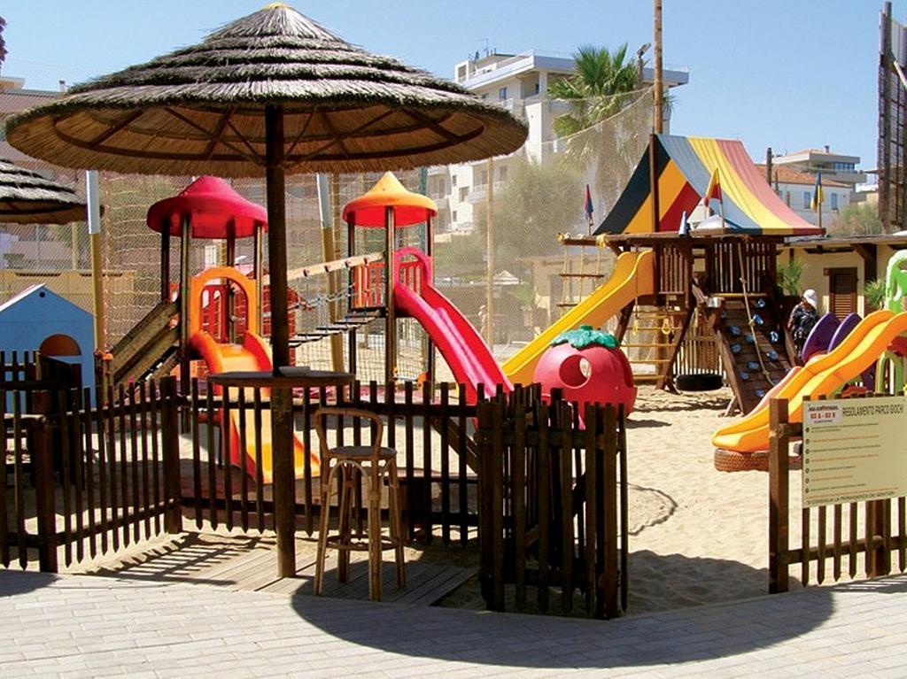 Hotel Confort Римини Екстериор снимка