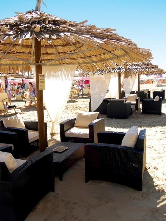 Hotel Confort Римини Екстериор снимка