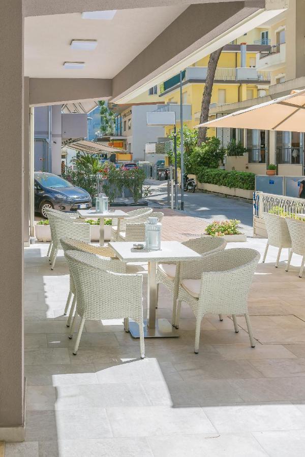 Hotel Confort Римини Екстериор снимка