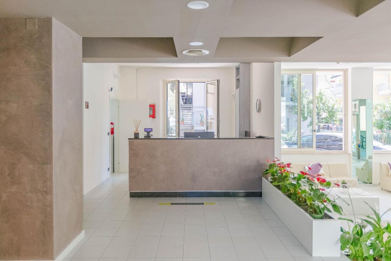 Hotel Confort Римини Екстериор снимка