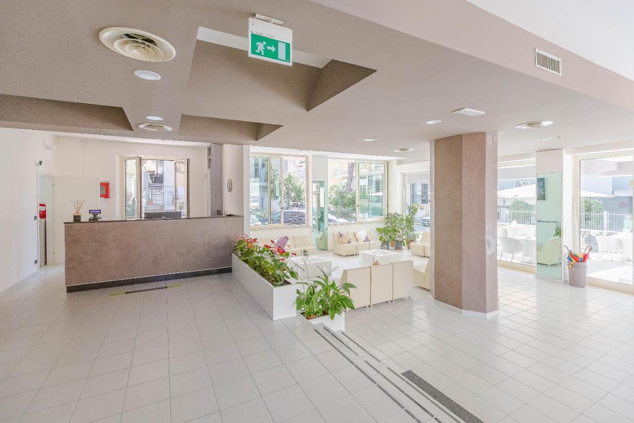 Hotel Confort Римини Екстериор снимка