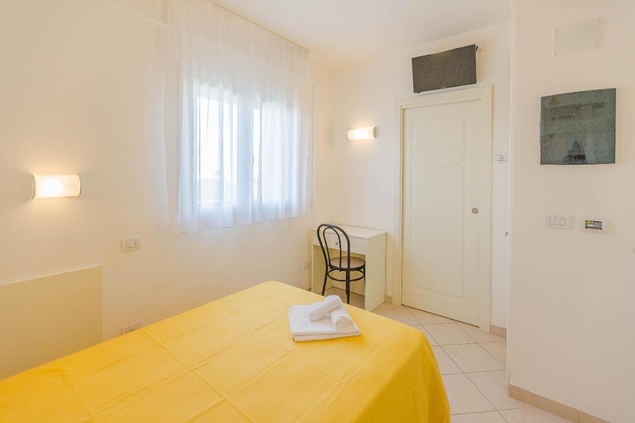 Hotel Confort Римини Екстериор снимка