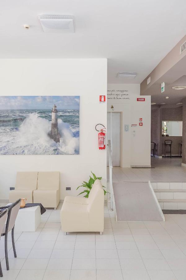 Hotel Confort Римини Екстериор снимка