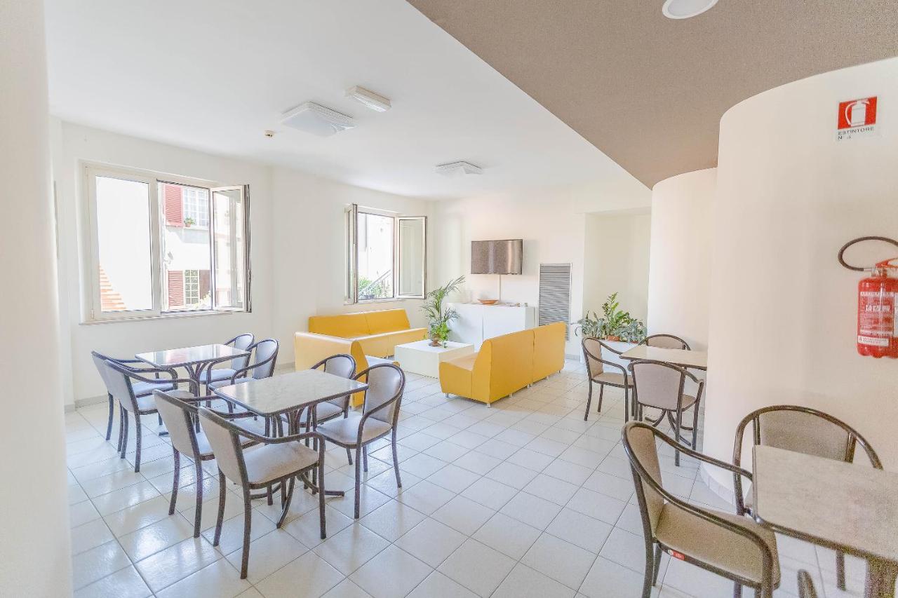 Hotel Confort Римини Екстериор снимка