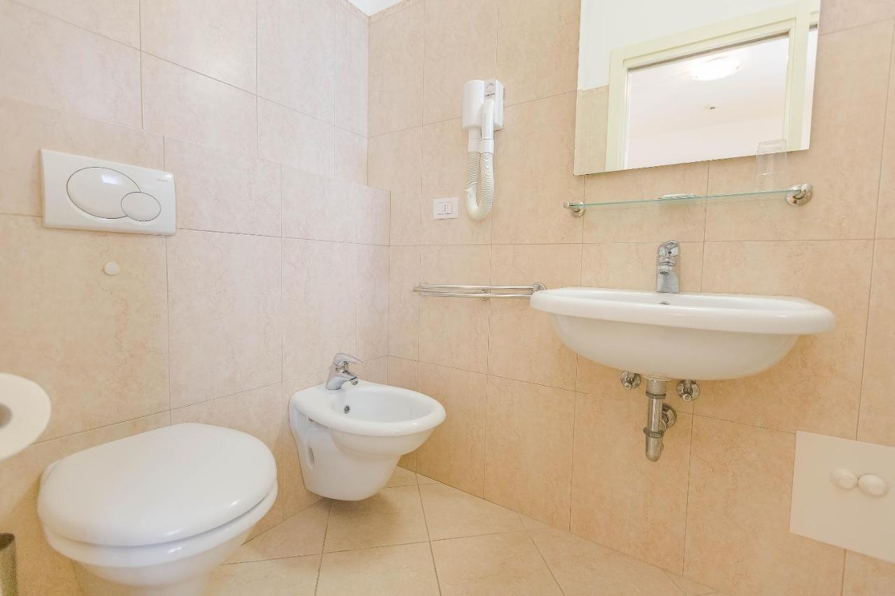 Hotel Confort Римини Екстериор снимка