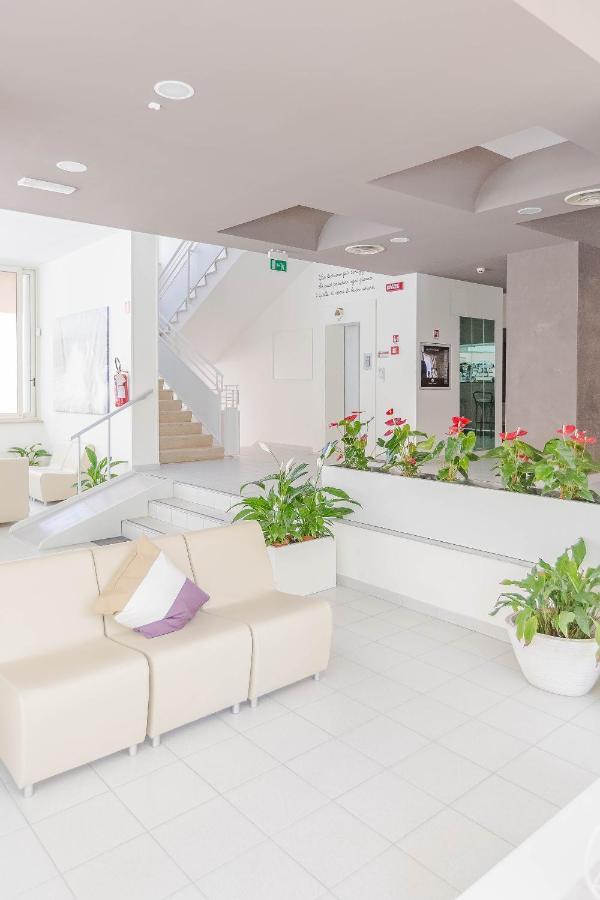 Hotel Confort Римини Екстериор снимка