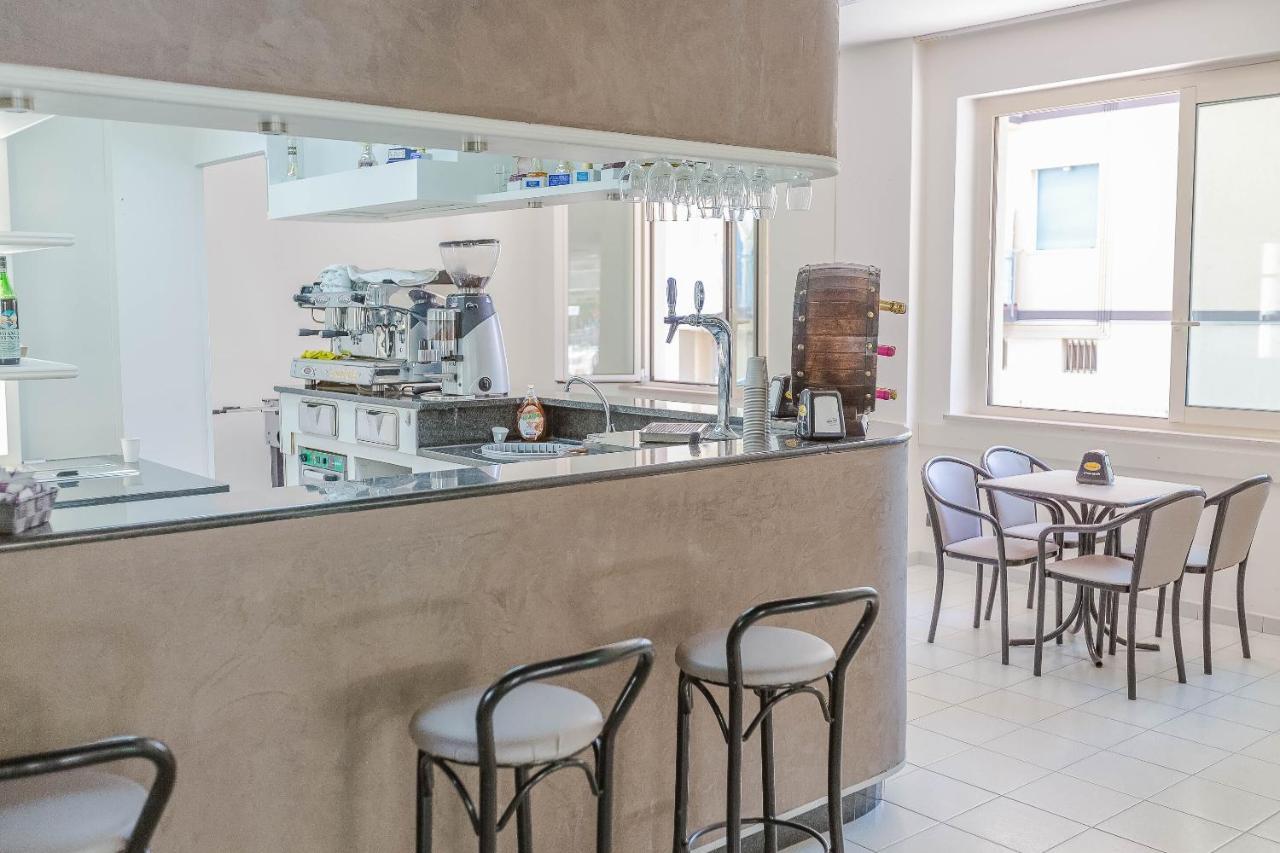 Hotel Confort Римини Екстериор снимка