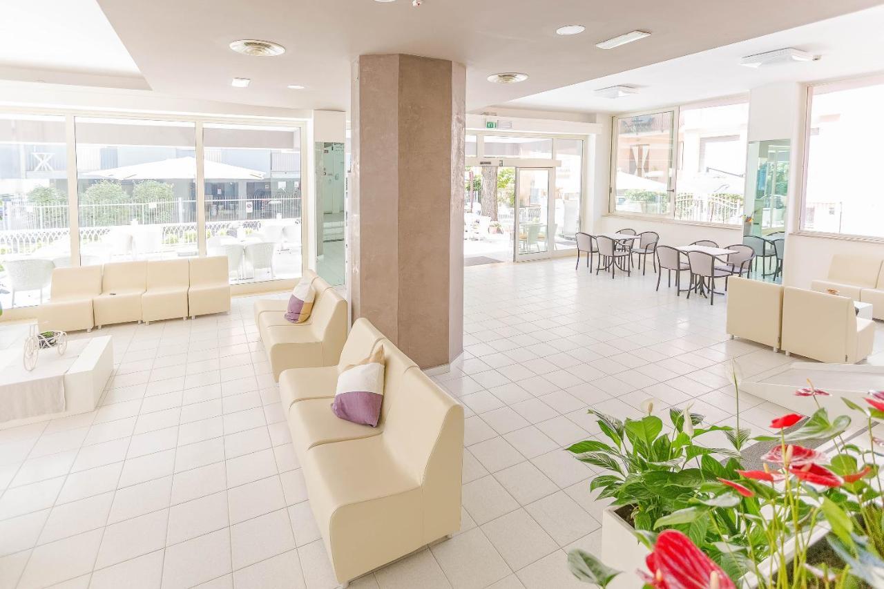 Hotel Confort Римини Екстериор снимка