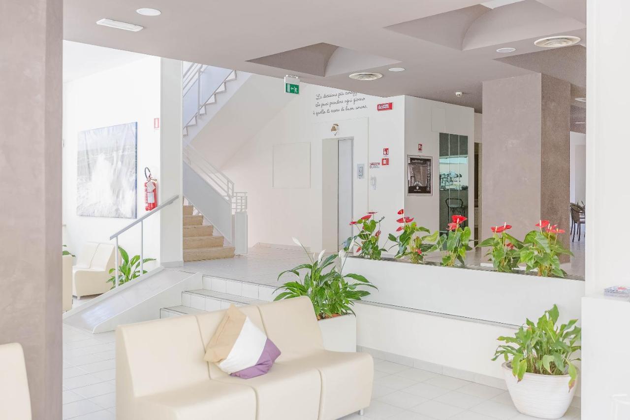 Hotel Confort Римини Екстериор снимка