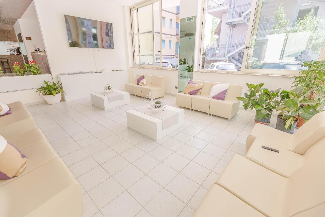 Hotel Confort Римини Екстериор снимка