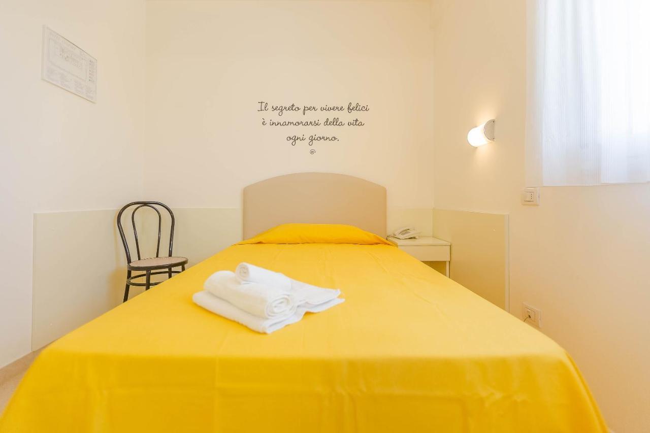 Hotel Confort Римини Екстериор снимка