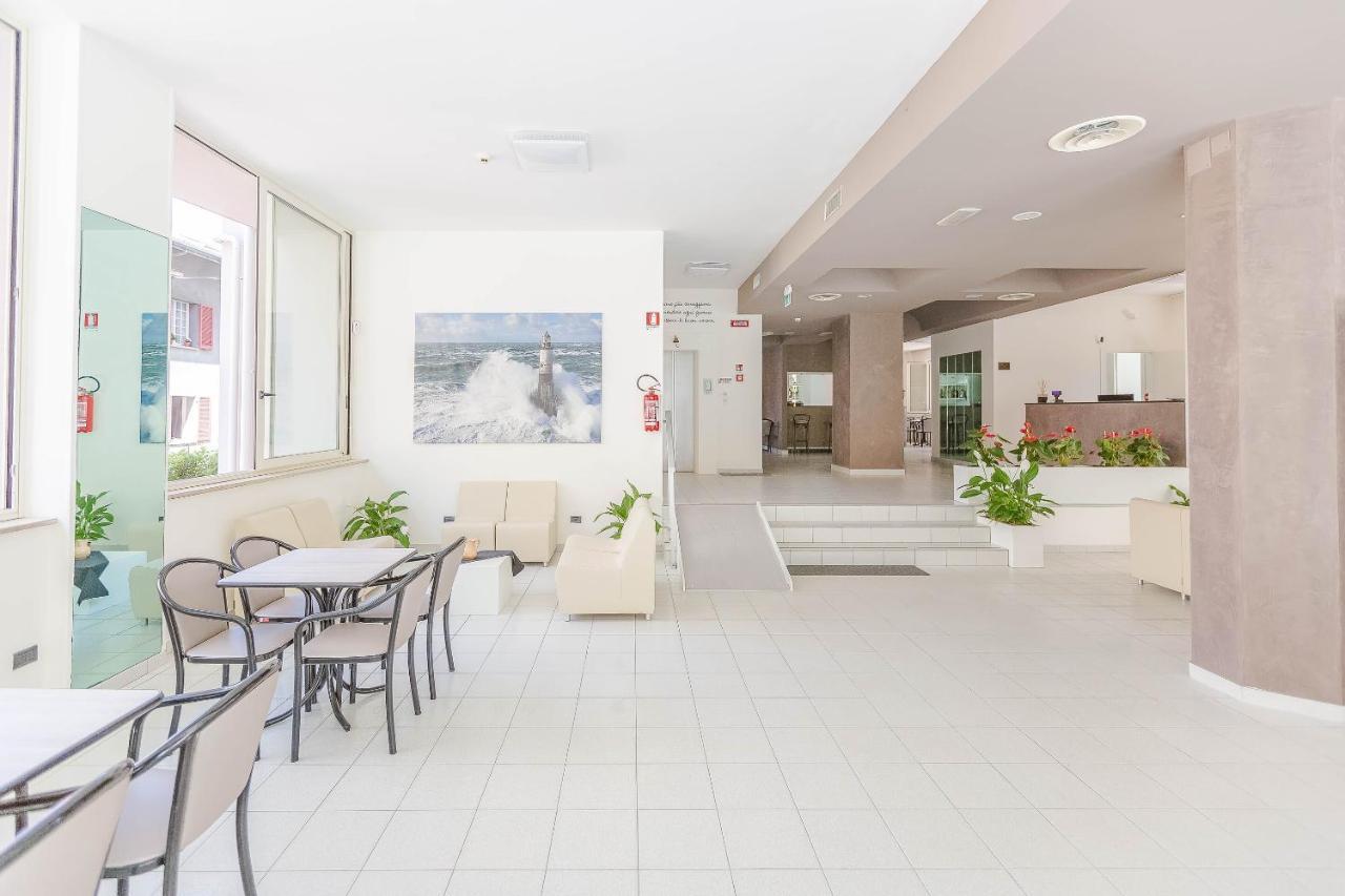 Hotel Confort Римини Екстериор снимка