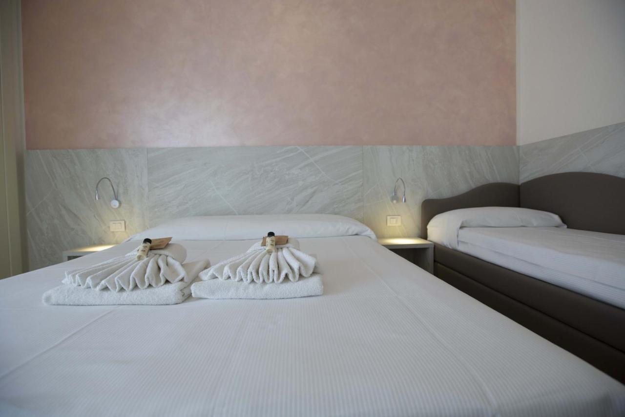 Hotel Confort Римини Екстериор снимка