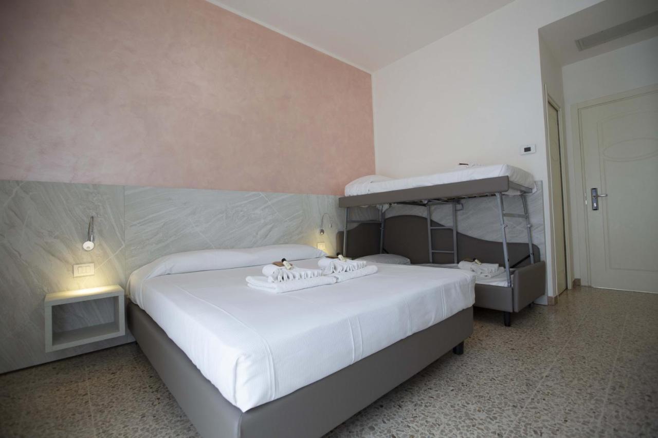 Hotel Confort Римини Екстериор снимка