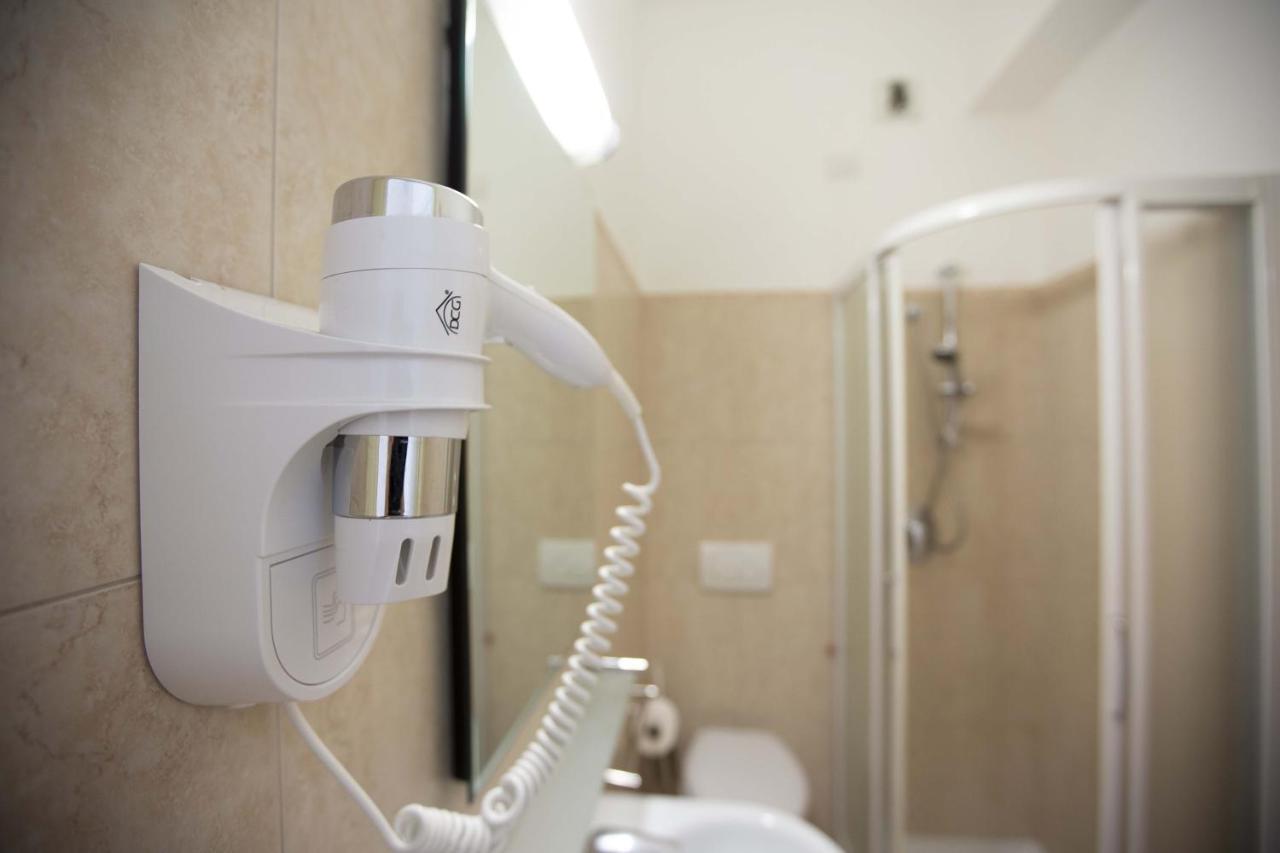 Hotel Confort Римини Екстериор снимка