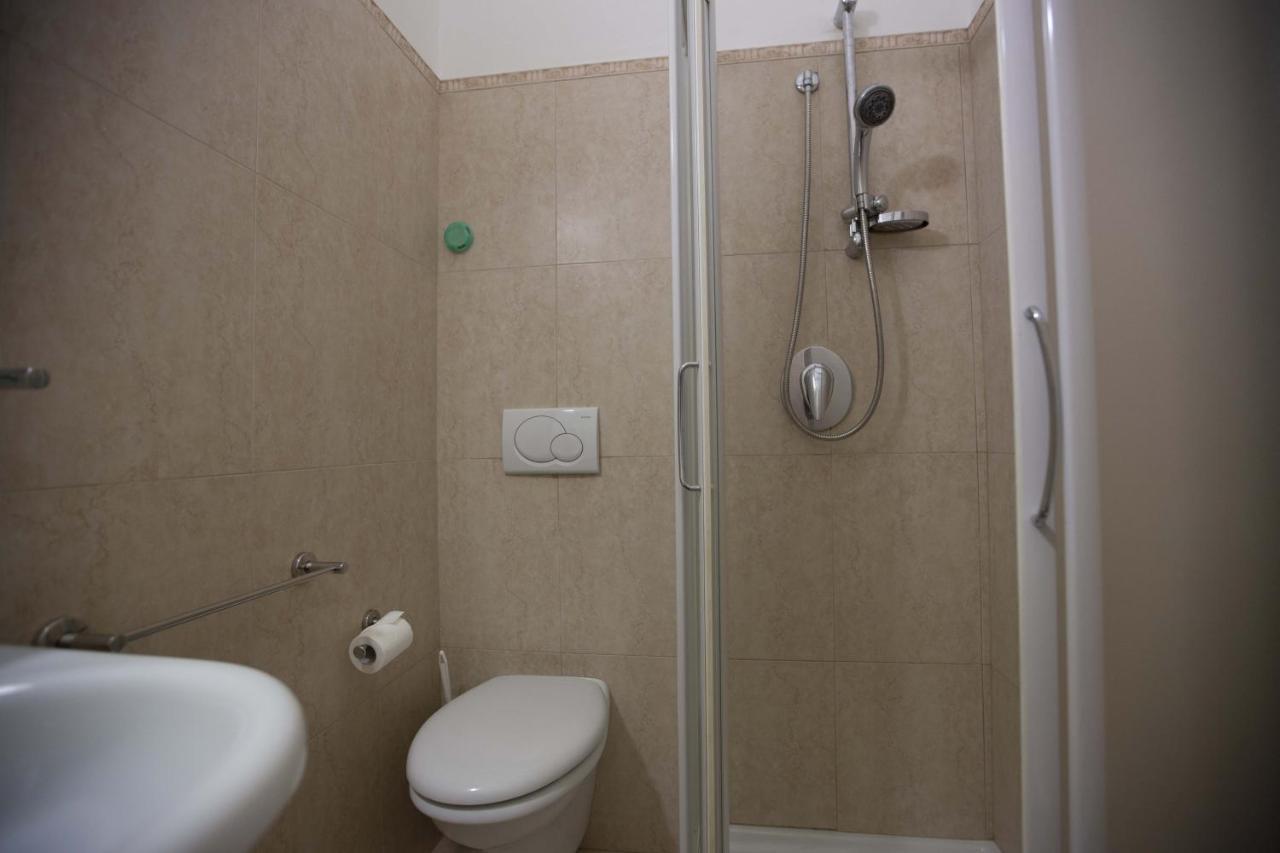 Hotel Confort Римини Екстериор снимка