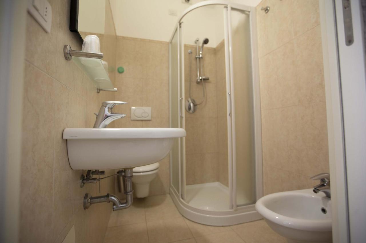 Hotel Confort Римини Екстериор снимка