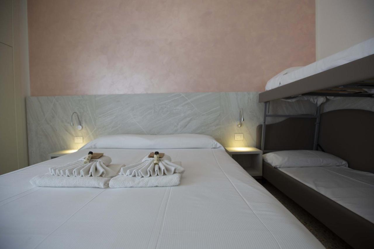 Hotel Confort Римини Екстериор снимка