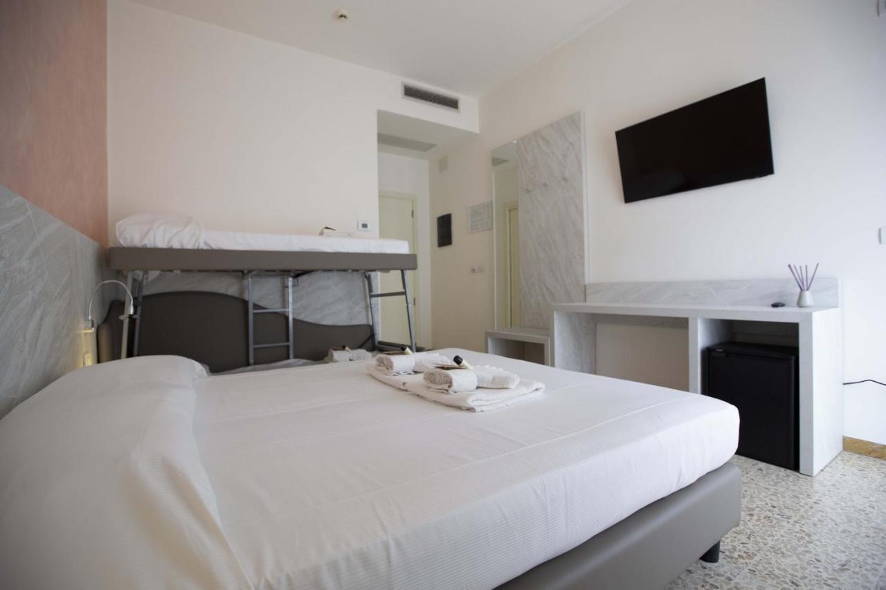 Hotel Confort Римини Екстериор снимка