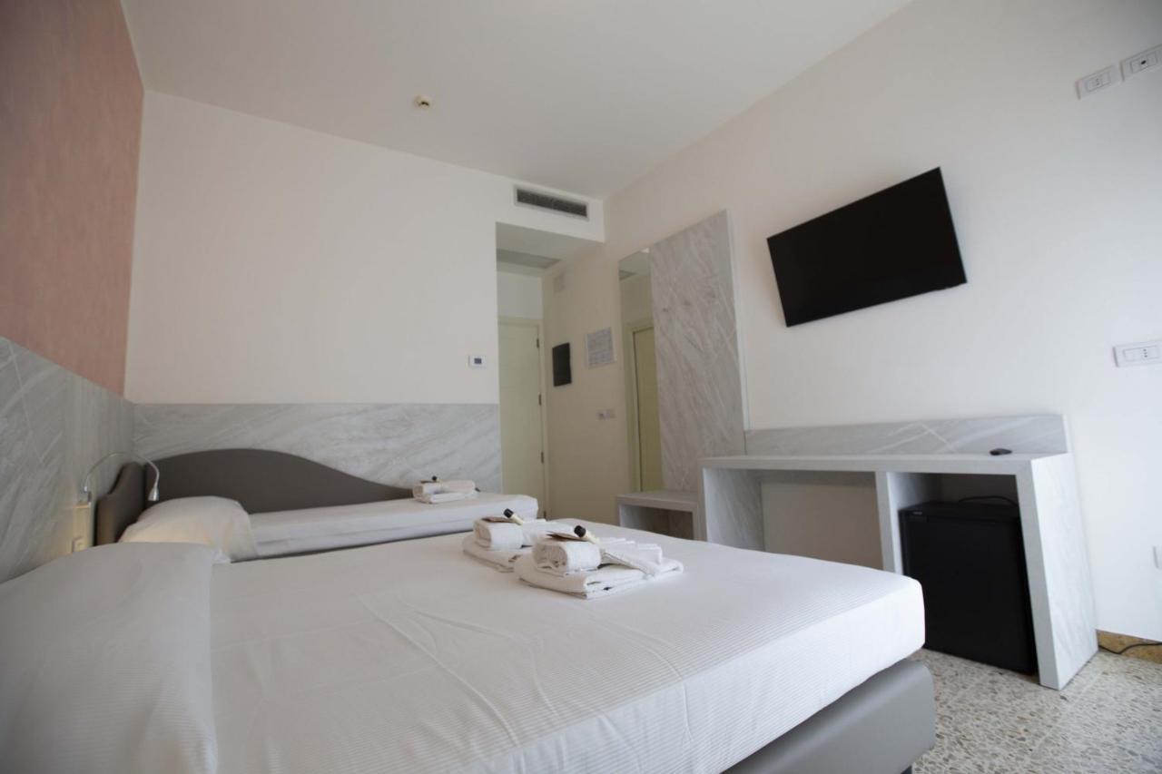 Hotel Confort Римини Екстериор снимка