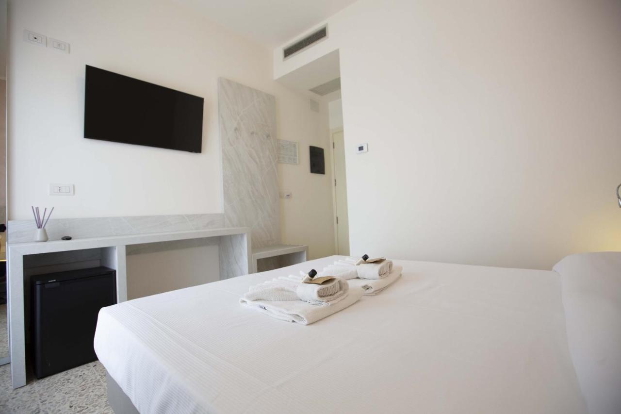 Hotel Confort Римини Екстериор снимка