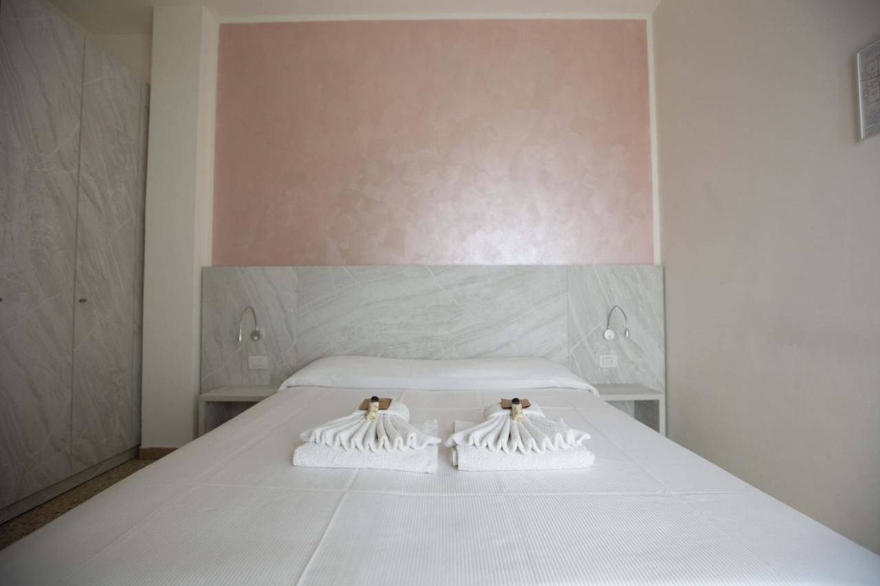 Hotel Confort Римини Екстериор снимка