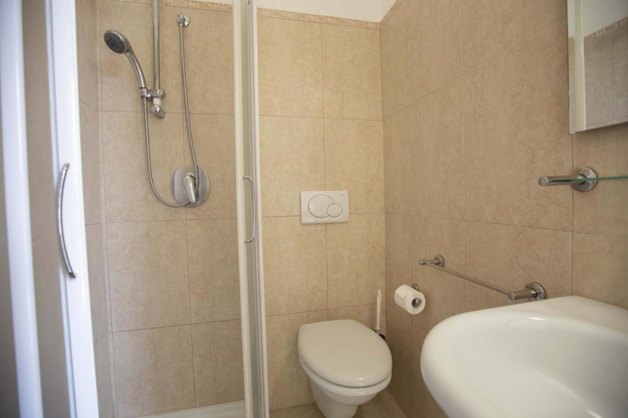 Hotel Confort Римини Екстериор снимка
