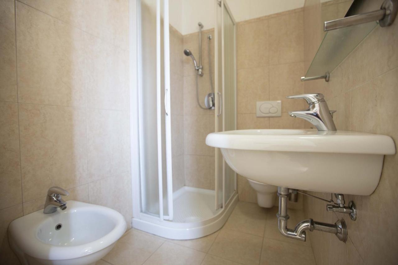 Hotel Confort Римини Екстериор снимка