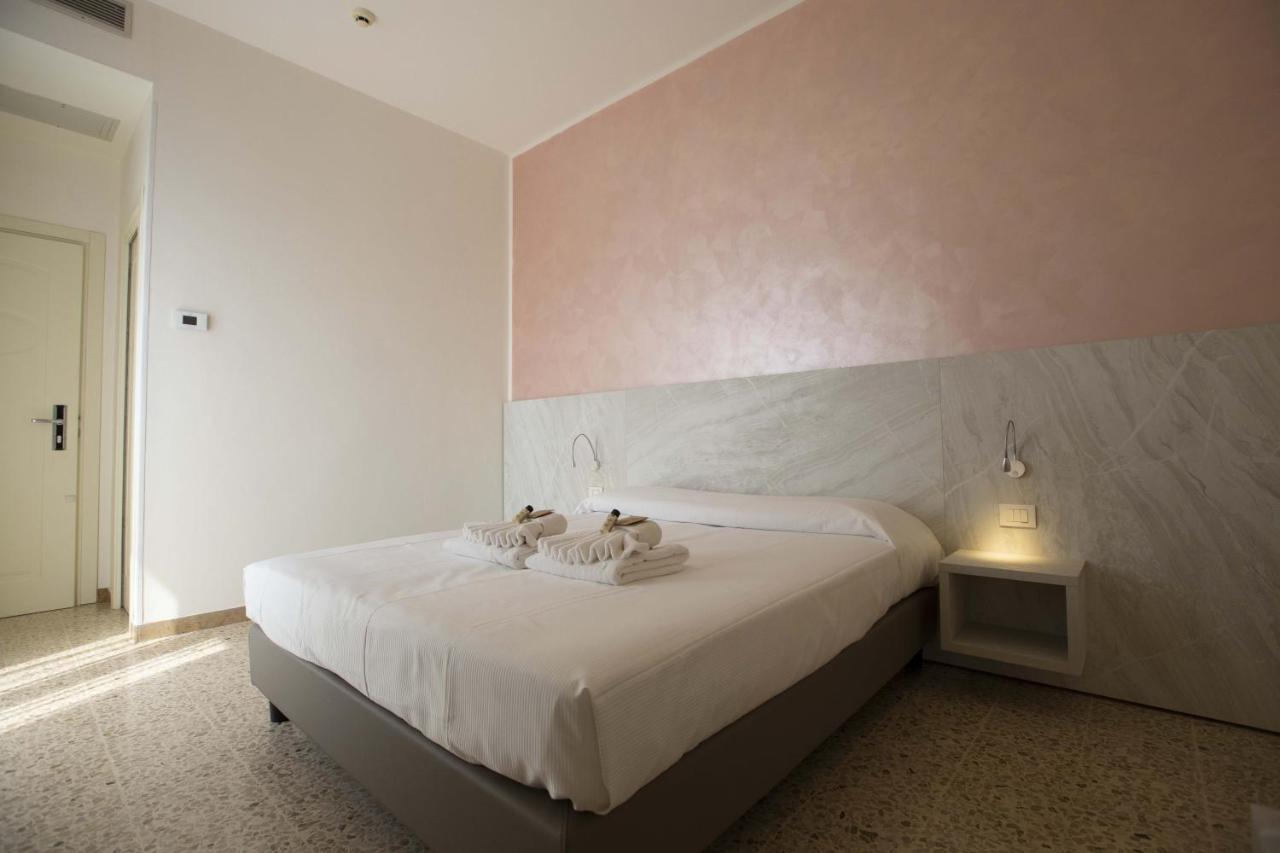 Hotel Confort Римини Екстериор снимка
