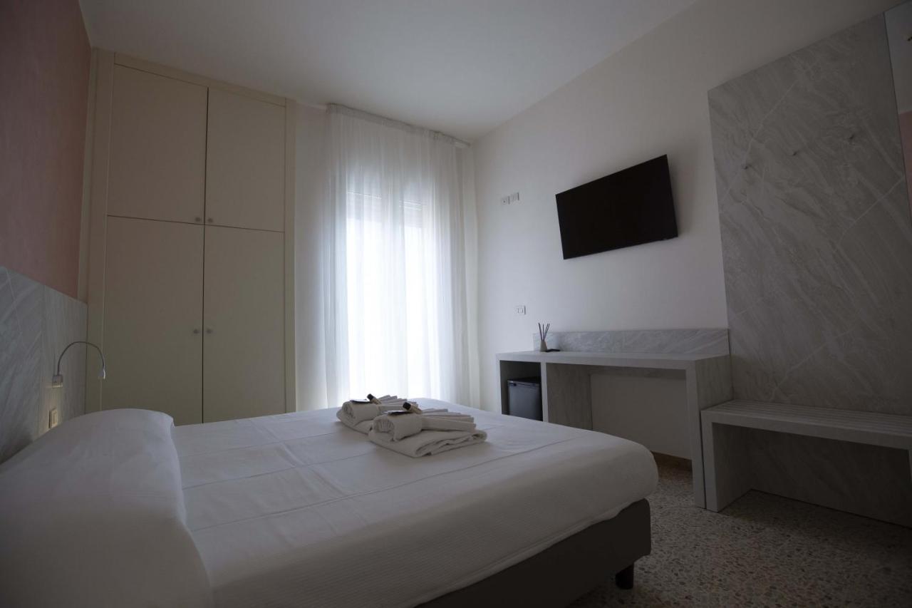 Hotel Confort Римини Екстериор снимка