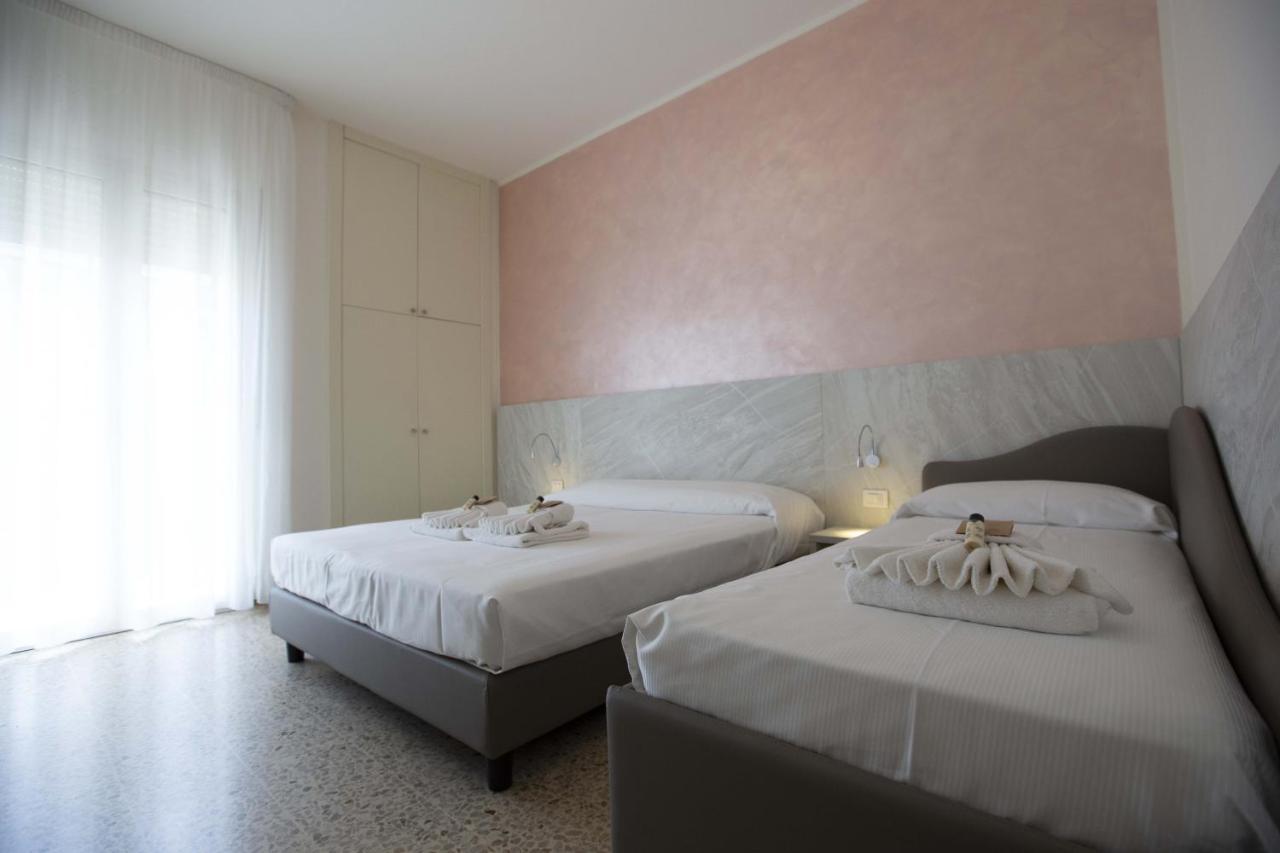 Hotel Confort Римини Екстериор снимка