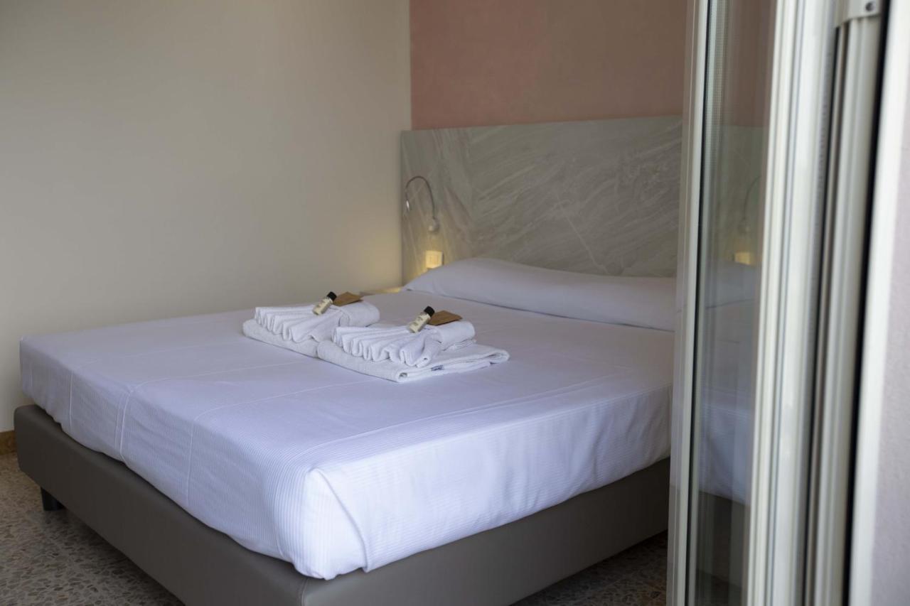 Hotel Confort Римини Екстериор снимка