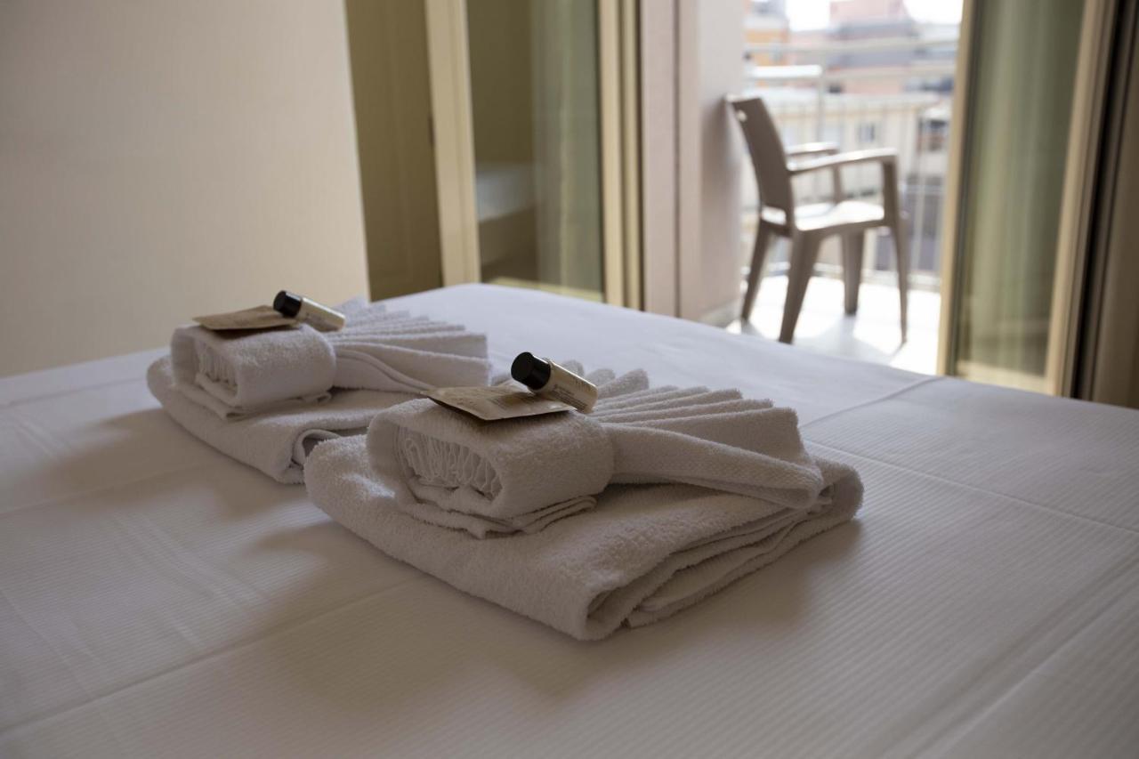 Hotel Confort Римини Екстериор снимка