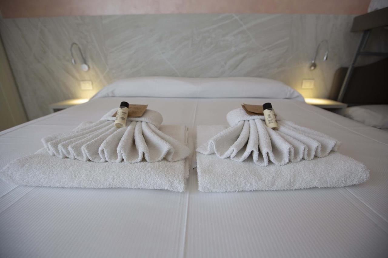 Hotel Confort Римини Екстериор снимка