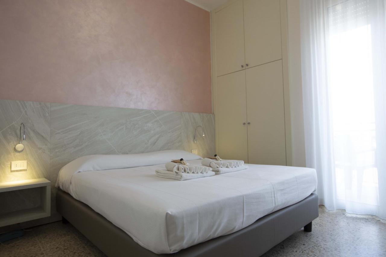 Hotel Confort Римини Екстериор снимка