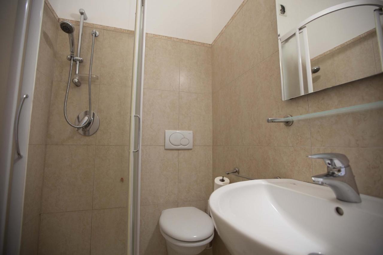 Hotel Confort Римини Екстериор снимка