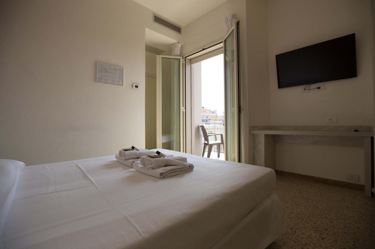 Hotel Confort Римини Екстериор снимка