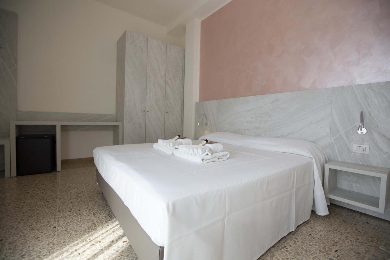 Hotel Confort Римини Екстериор снимка