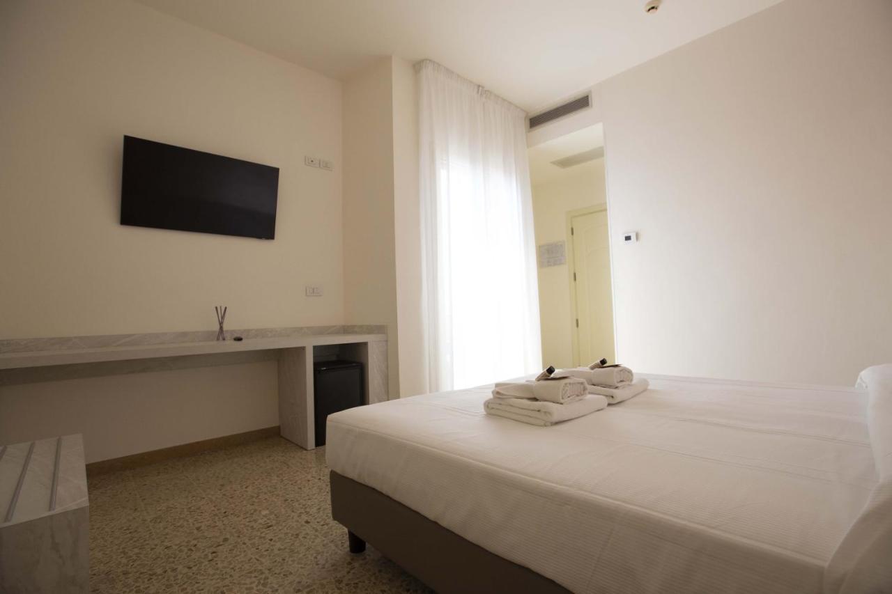 Hotel Confort Римини Екстериор снимка
