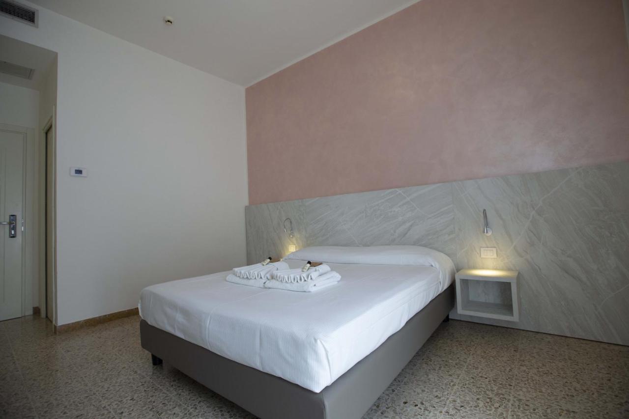 Hotel Confort Римини Екстериор снимка