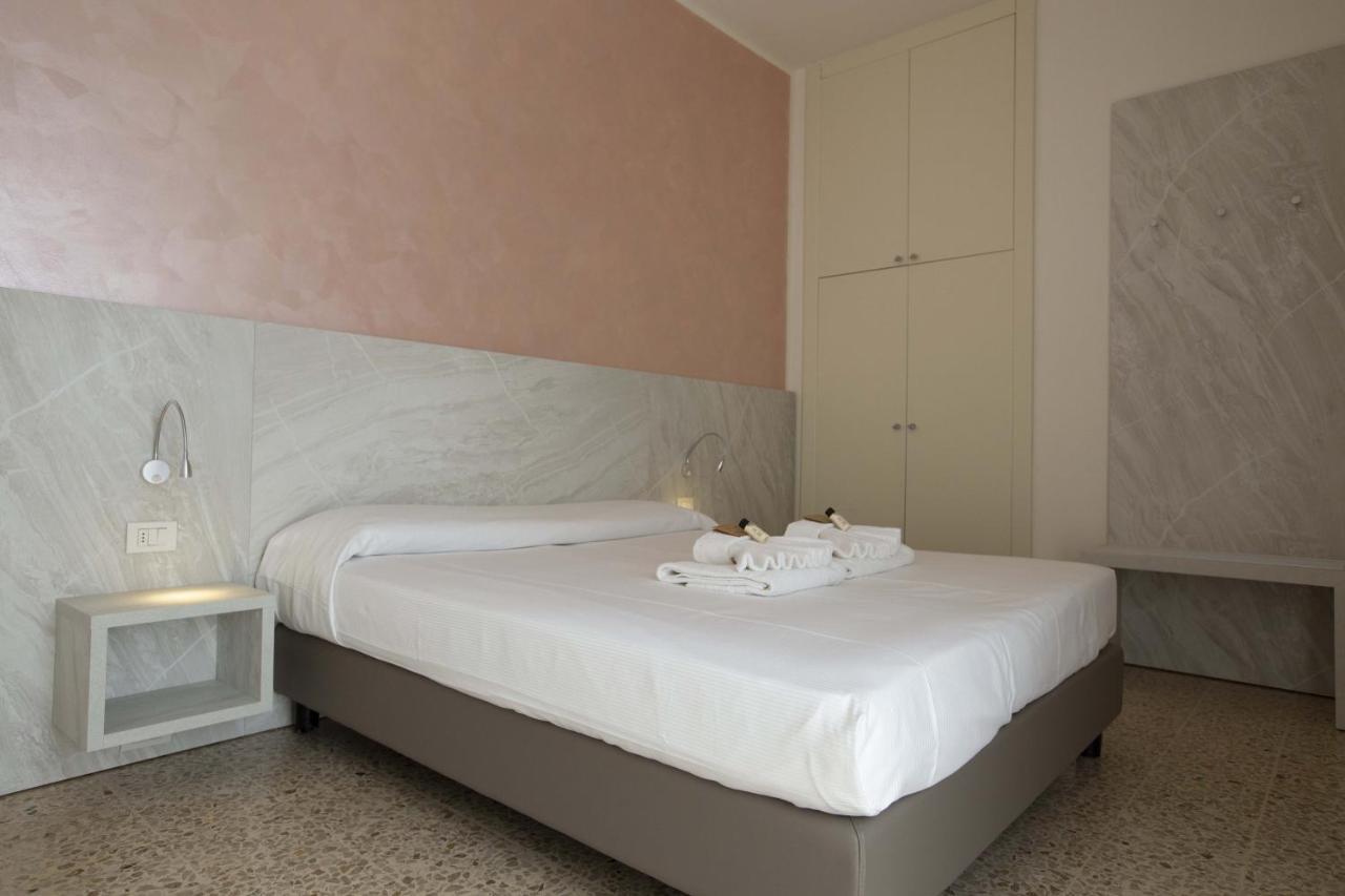 Hotel Confort Римини Екстериор снимка