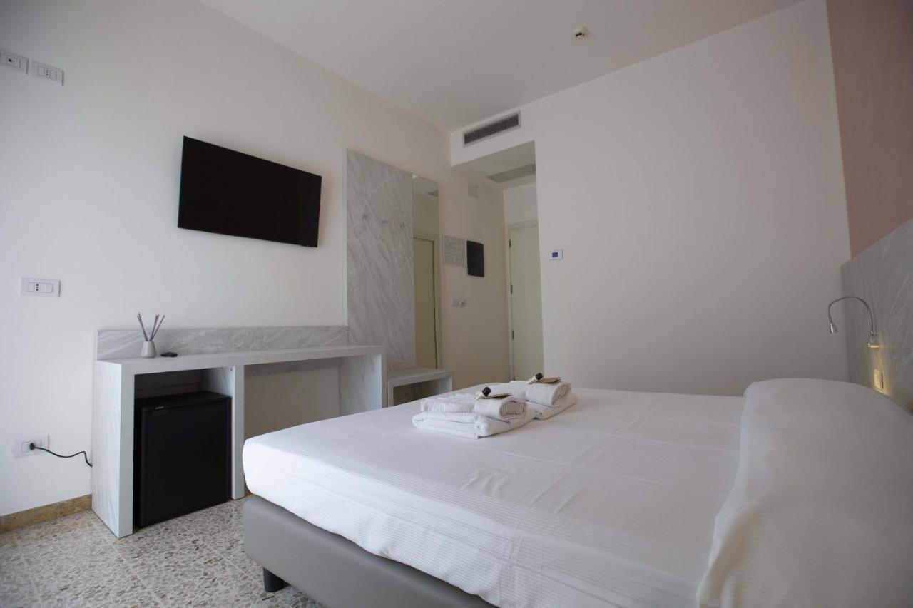 Hotel Confort Римини Екстериор снимка